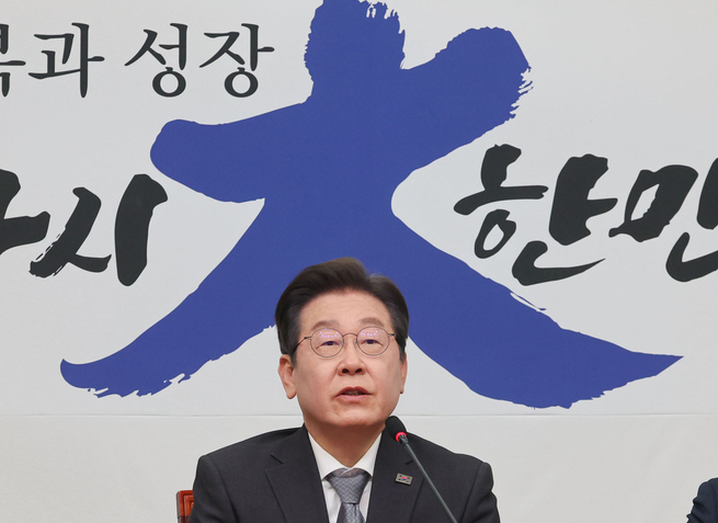 이재명 <b>대통령</b>의 '자학개그' <b>업무보고</b>에서 터진 웃음과... 