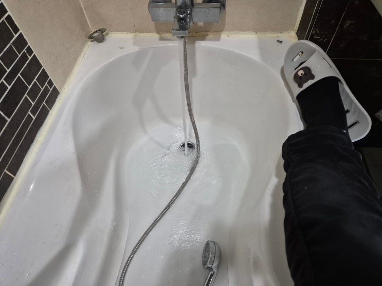  욕조 배수구 막힘으로 누수 발생 어려운 배관 뚫기