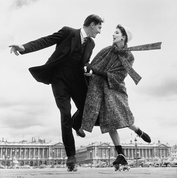 디올 코트를 걸친 수지 파커와 로빈 태터솔, 파리, 1956년 - 리처드 애버던(Richard Avedon)