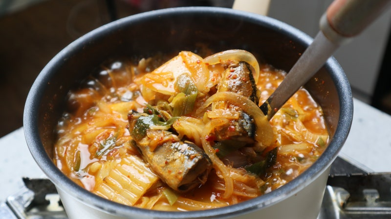 꽁치통조림 김치찌개 맛있게 끓이는 법 꽁치통조림찌개 황금레시피