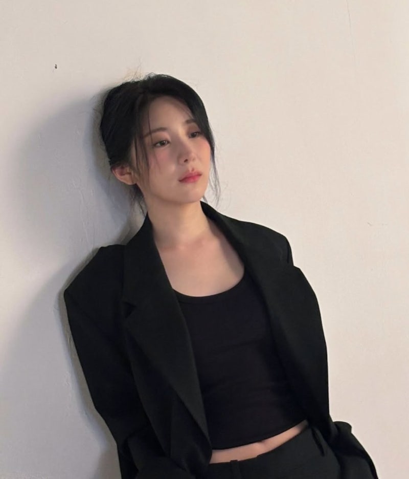 “블랙 테일러드룩 완벽 소화”… 이채연, 새 프로필 두 번째 비하인드 컷 공개