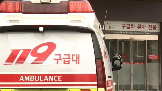  ️ 빗길에 버스, 도로 이탈 후 5m 아래 추락! 60대 승객 깔리는 등 4명 부상