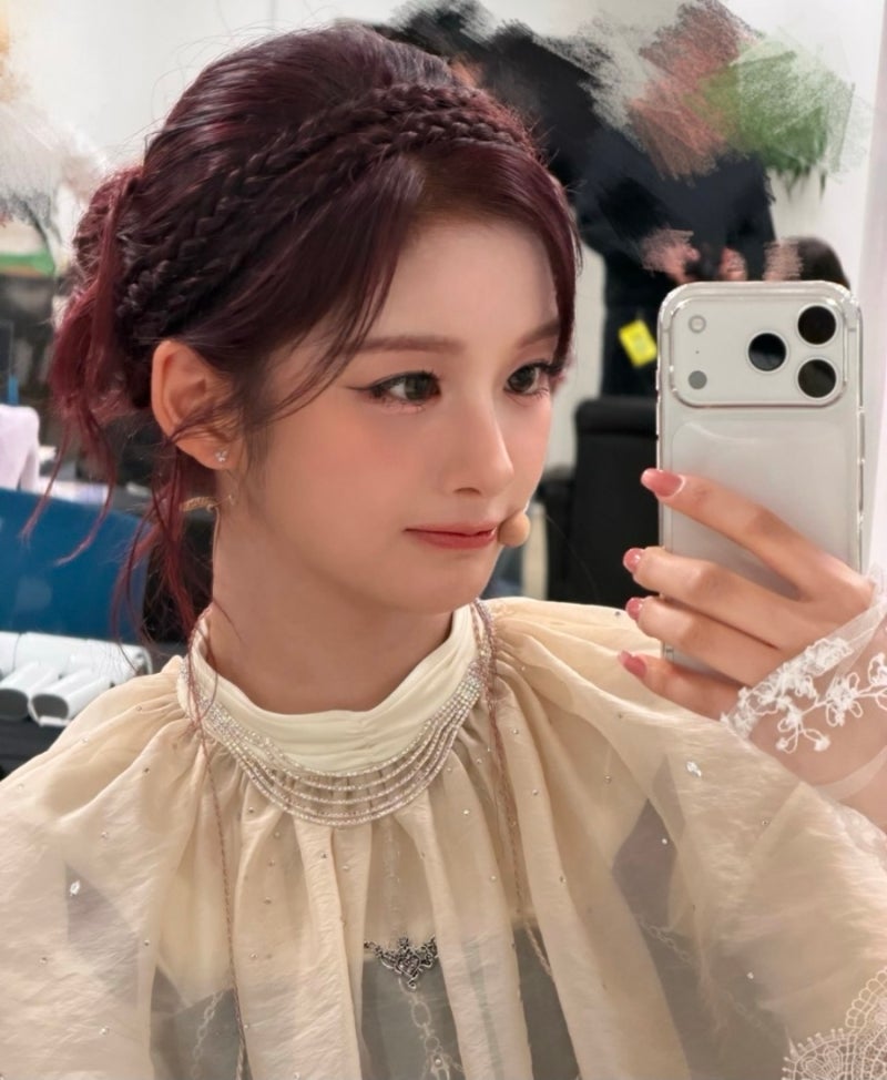 엔믹스 설윤, 판타지 소설 찢고 나온 듯한 레전드 거울 셀카 갱신! 요정이 아닐 리 없어