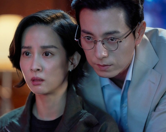   개봉 땐 '청불' 낭패... 넷플릭스 공개 하루 만에 1위 등극한 영화 ‘살인자 리포트’ 무슨 일이야?!