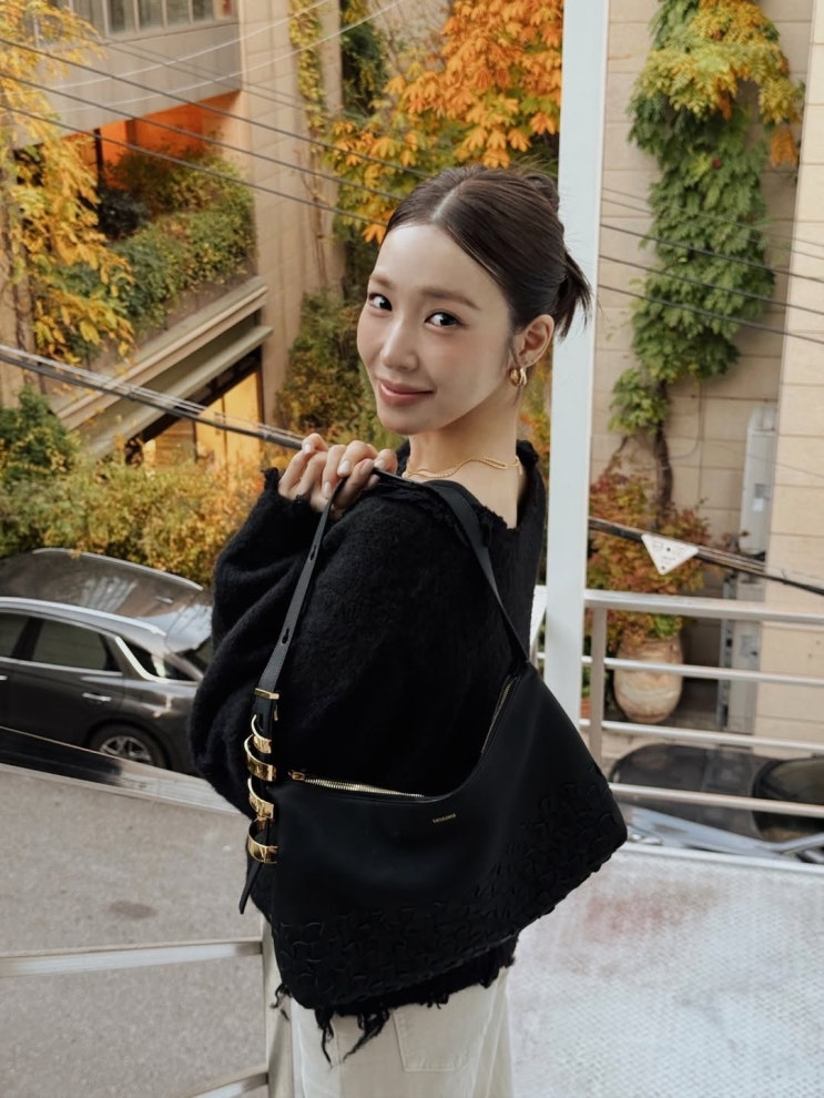  변요한티파니, 열애와 패션 총 정리! 그녀와 함께한 30대 여성 인기 명품 브랜드 데일리백으로 테스토니 욜리36 여자 가방