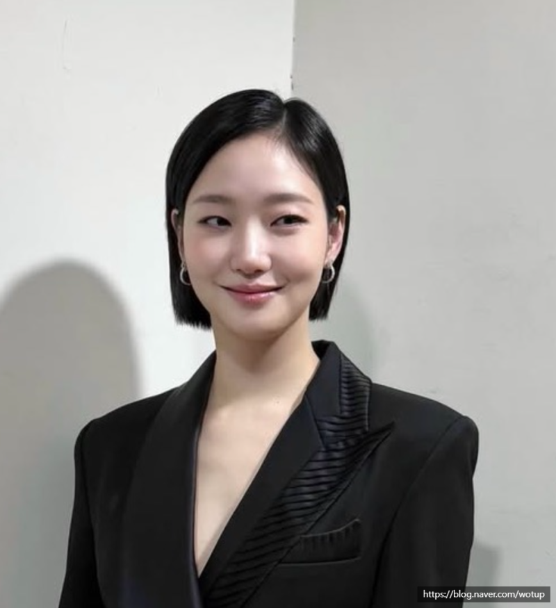 Analyzing Kim Go-eun's Charming Short Hair and Makeup