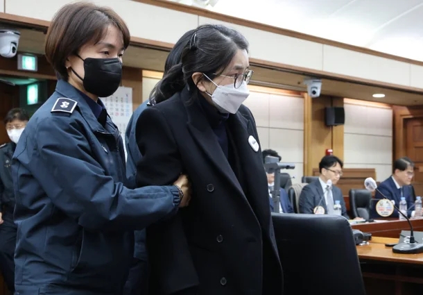 [속보] <b>계엄</b> 때문에 尹과 싸운 <b>김건희</b>…"너 때문에 다 망쳤다" <b>분노</b>