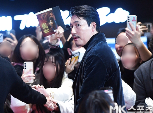   정우성, 혼외자 논란 1년 만에 공식석상! VIP 시사회 현장이 보여준 '말이 아닌 대답'은?