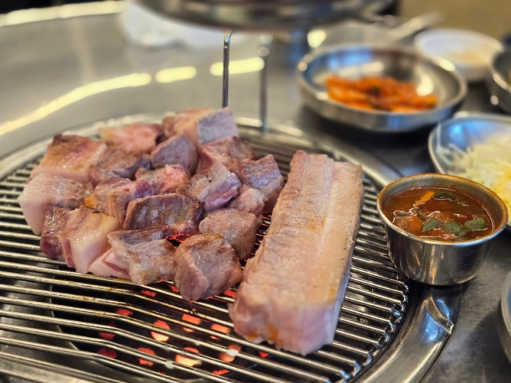  [돈사돈 강동직영점] 흑돼지, 멜젓이 맛있는 천호역 고기 구워주는 집