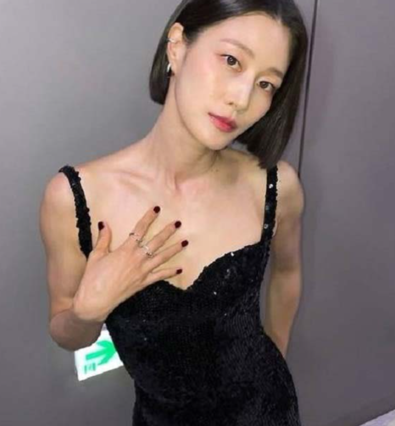 동생은 검사, 이대 경제학과 출신… 알고 보니 ‘엘리트 집안’ 톱모델의 정체.jpg