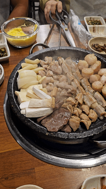  화원역 근처 돌판으로 맛보는 모둠 곱창 화원황소돌곱창
