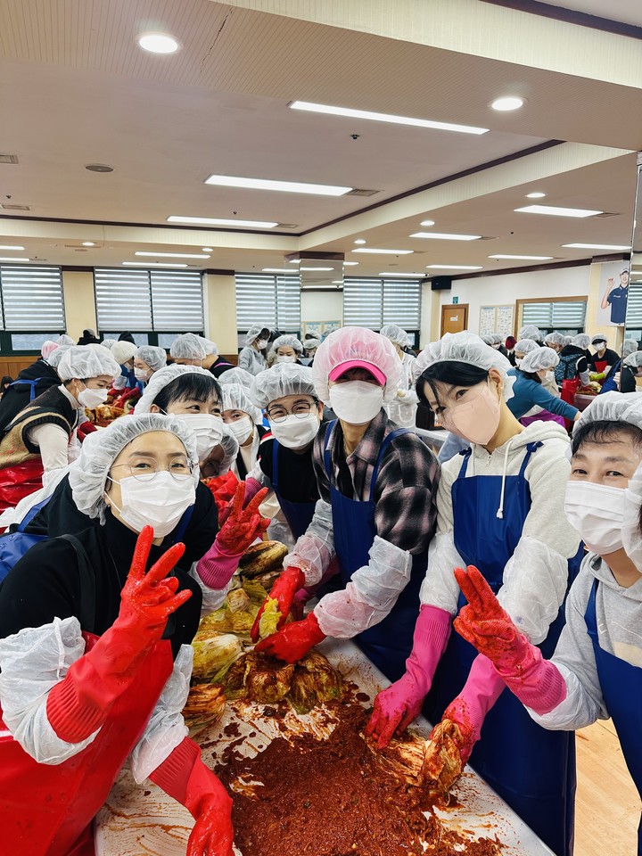 <b>박성현</b>·남달라, 연말 나눔 ‘<b>김장 봉사</b>’로 마음 전했다…