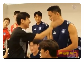 <b>신태용</b> 정승현 뺨 영상 공개... <b>폭행</b>인가 친근감인가 <b>논란</b> 확산