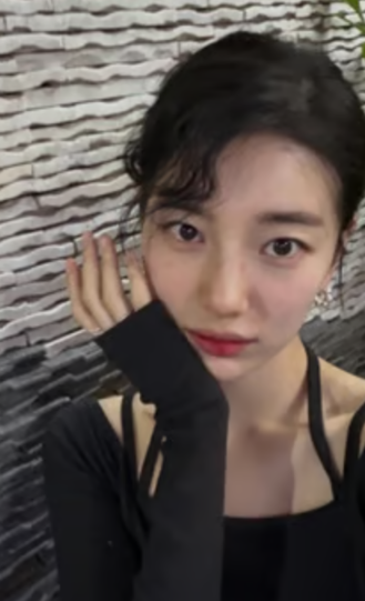  ️ 수지 앞머리 뽀글펌으로 파격 변신! 순정만화 비주얼 근황에 '현혹' 차기작 기대 폭발!