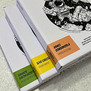 마켓컬리 내돈내산 구매후기 우주인 피자 (허니고르곤졸라, 시금치 베이컨 리코타, 파이브 ....