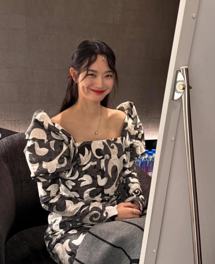  신민아 루이비통 행사 메이크업에서 빛난 매혹적인 레드립과 백옥 같은 겨울 피부 비법