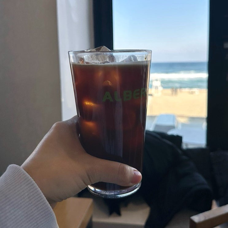  강릉 안목 카페거리 카페알베로 ALBERO 조용하고 2층 바다뷰가 좋았던 카페에서 디카페인 아메 리뷰.
