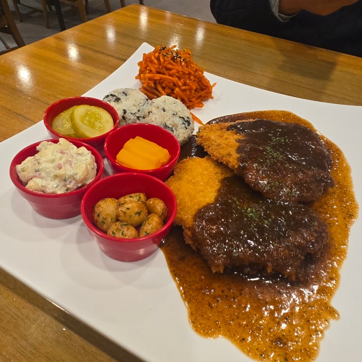  대구앞산맛집 눈꽃볶음우동과 돈가스가 유명한 가성비 맛집 두셰프의돈가스앤마우 리뷰