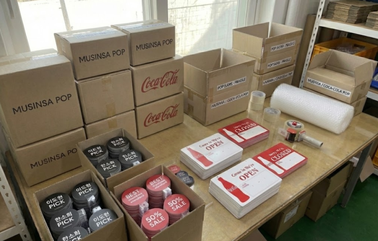  브랜드 사인물 인쇄 무신사 코카콜라 등 POP 대량제작 전문업체