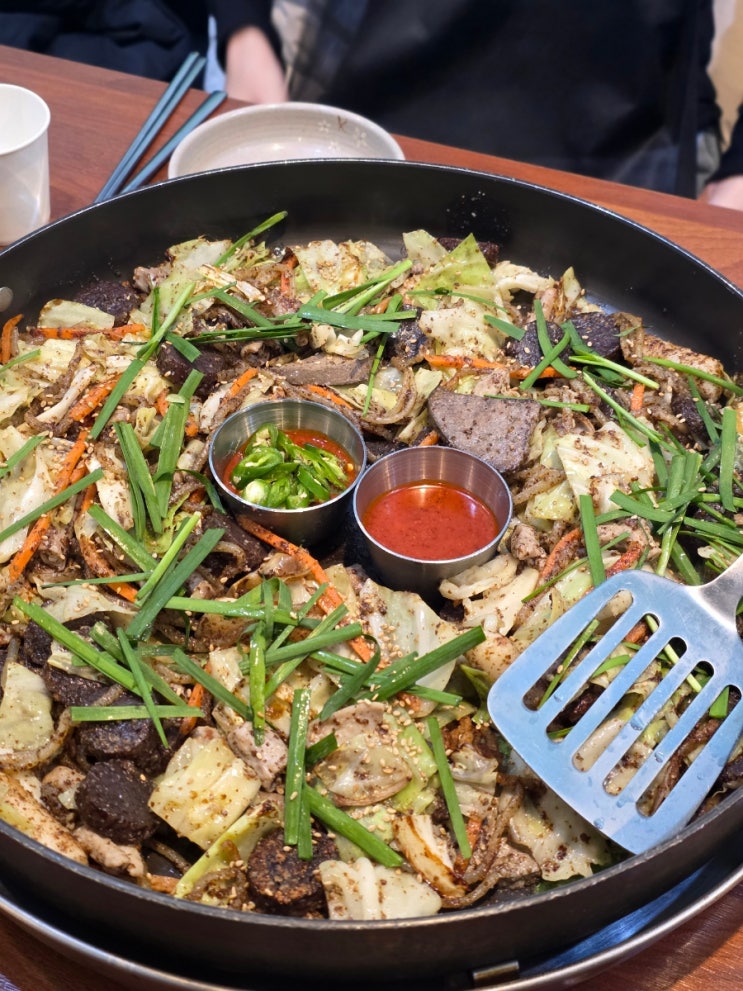 염창역 맛집 '정칠구 백순대&순대국 염창역점' 밤 9시 30분인데도 식사 중인 사람 많던 이유