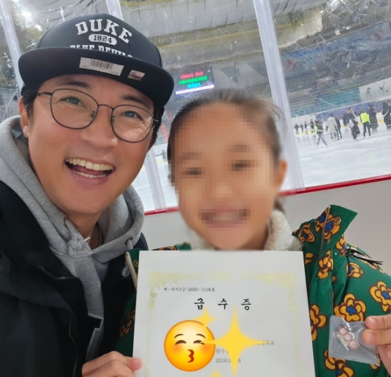  ️ 54세 안재욱 딸 수현 양, 피겨 승급시험 합격! 제2의 김연아 꿈 키우나