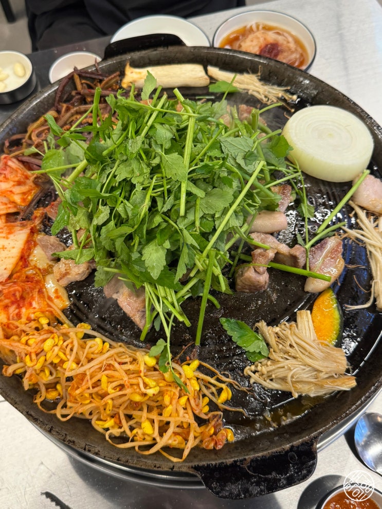  강변역 맛집 중 꾸준히 생각나는 미나리 삼겹살 맛집 상구네솥뚜껑삼겹살 구의점, 채소무한리필에 1,900원 생맥주까지