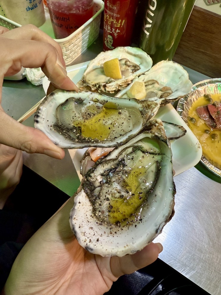  서울 종로5가 광장시장 굴아저씨 팝업 겨울철 삼배체굴 맛집 : 줄 서는 이유 알겠더라