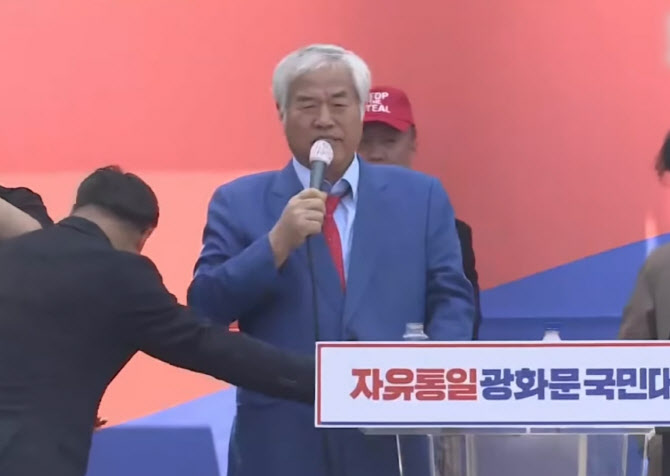 [속보] 사랑제일교회 <b>전광훈</b> 목사·신혜식 <b>구속영장 반려</b>... 