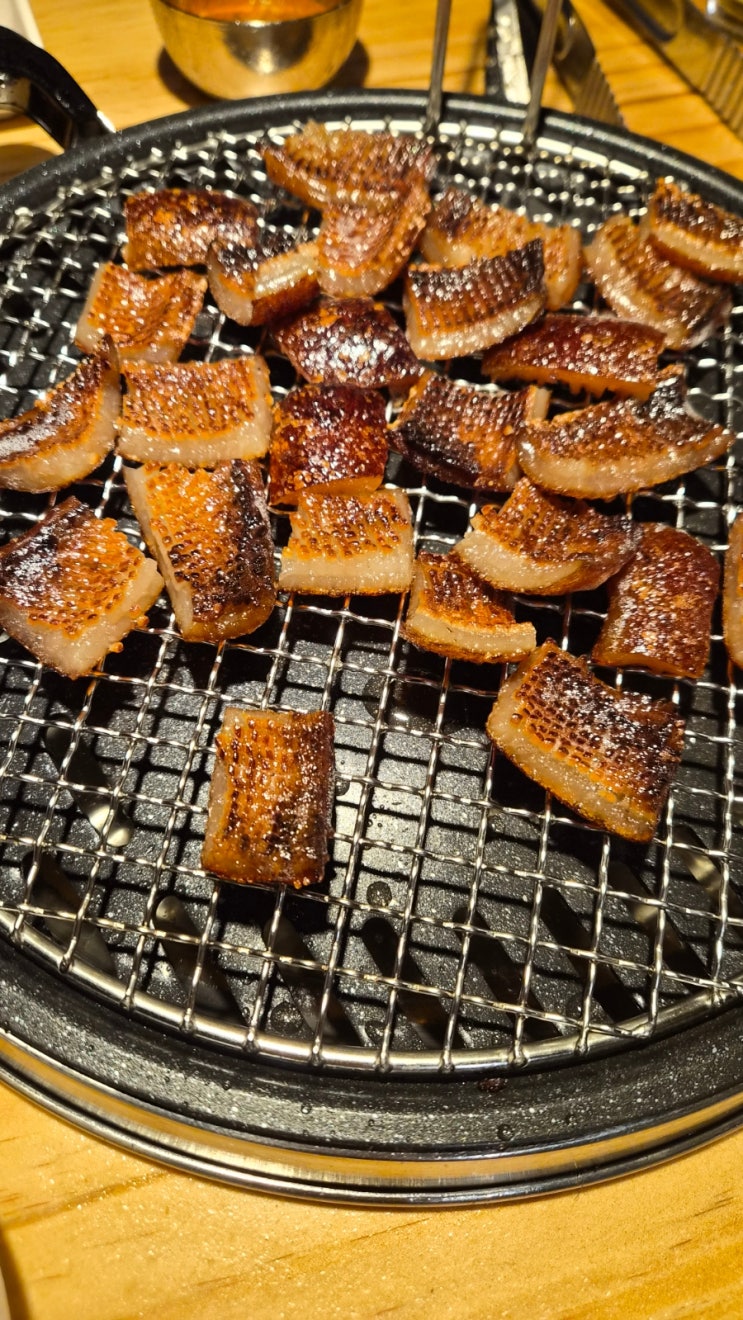  동명동 식당) 두꺼운 돼지 껍데기가 히트인 초필살돼지구이