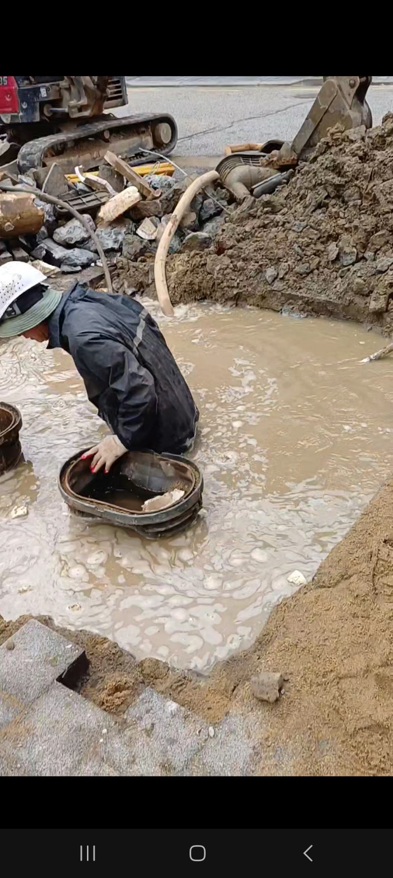 🚧 **상가 앞 도로공사 중 포크레인으로 수도관 파손