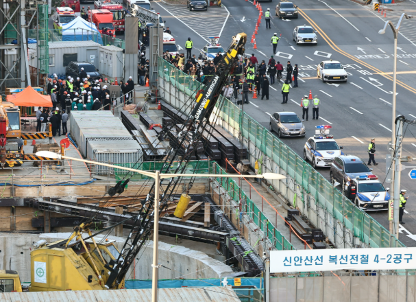 <b>잠실대교</b> 공사 현장<b>크레인</b> 전도, 60대 노동자 <b>사망</b> 추정