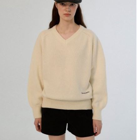   겨울 데일리 필수! 썸웨어버터 Hazel Alpaca V-Neck Knit 아이보리 — 안은진 착용으로 화제된 브이넥 니트