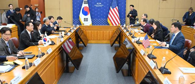 <b>외교부</b>와 <b>통일부</b> 사이의 대북 정책 주도권 갈등설