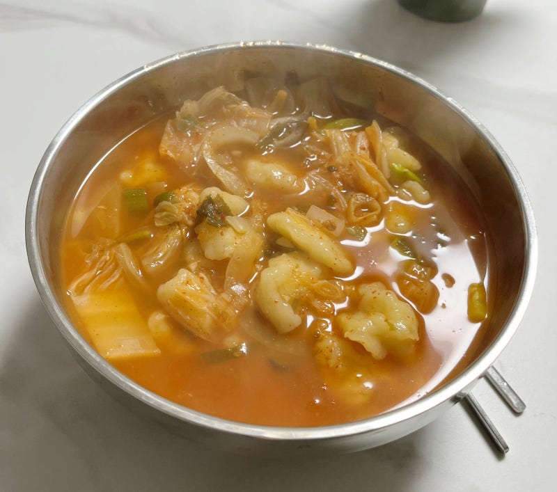 집에서 만드는 얼큰한 김치수제비, 쫄깃한 반죽이 비결