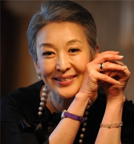 배우 <b>윤석화</b> ‘<b>별세</b> 뉴스’ <b>오보</b>…한국연극배우협회 공식 정정... 