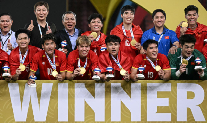  베트남은 축제분위기 김상식감독 베트남 U23 우승으로 3연속 우승 달성 박항서감독만큼의 인기