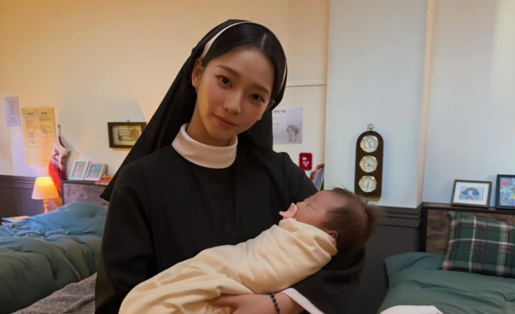  카리나 추운 촬영장서 아역 챙긴 따뜻한 배려 “난로 양보·어부바까지”…변우석 아역 母 직접 감사 인증