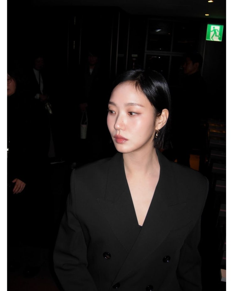  시크한 감성과 세련미가 공존하는 스타일을 완성한 대세 배우 김고은 올블랙 단발 코디