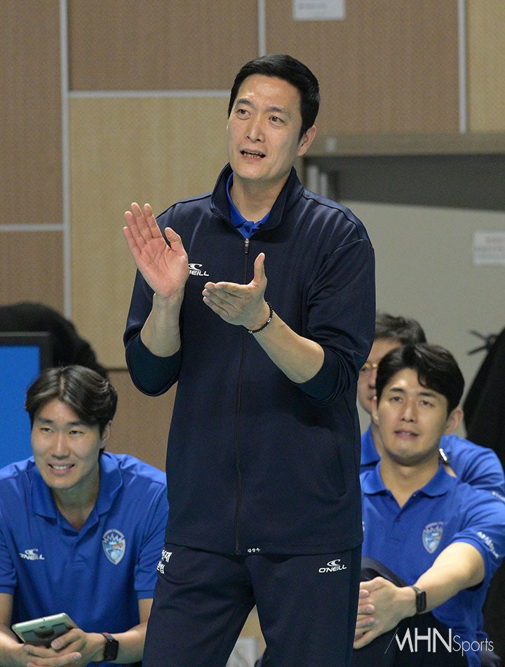 ‘<b>삼성화재 김상우 감독</b>’ 자진 <b>사퇴</b>…100승 두고 물러난... 