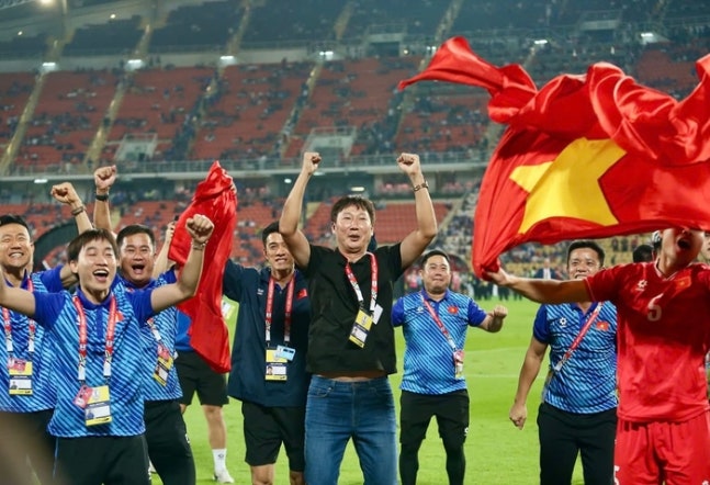 [해외축구]<b>김상식 감독</b>... 트레블' 달성(feat.메이저 <b>3관왕</b>)