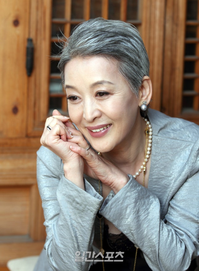 ‘1세대 연극 배우’ <b>윤석화</b>, <b>뇌종양</b> 투병 끝 <b>별세</b>...향년 69세