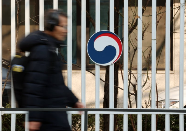   “수능 만점자도 사표 던졌다!” 엘리트 사무관마저 로스쿨로 떠난 사연