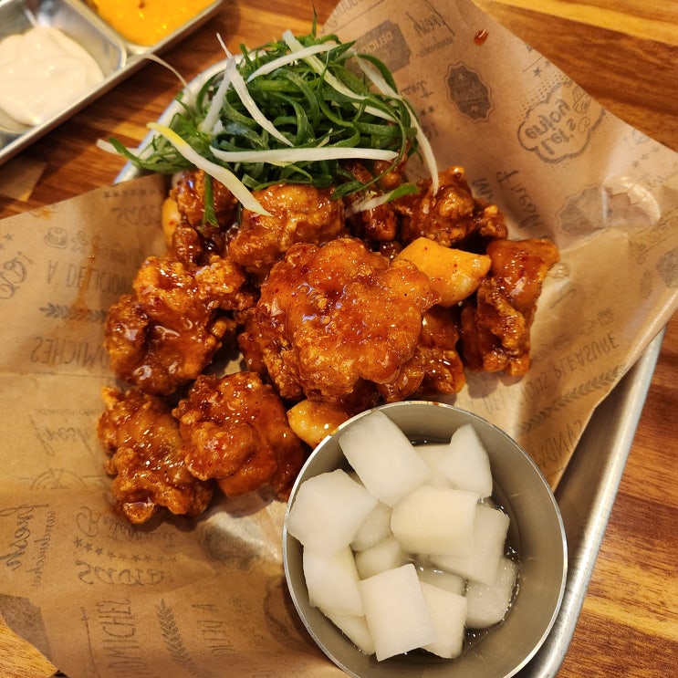  방이시장 닭강정 맛집 매장에서 편하게 즐기는 '닭강정아 별관'