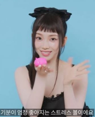   로제·카리나 가방 속 ‘잇템’ 공개! 조물조물 스트레스 볼의 반전 효과