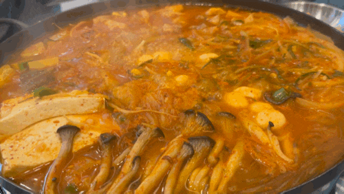  창신역 맛집 오팔식당: 돼지짜글이와 육회의 환상 조합. 가성비 좋게 즐기는 해장메뉴