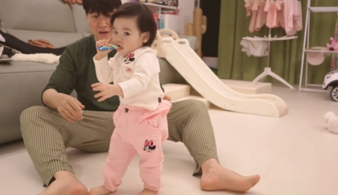   박수홍김다예 딸 재이 첫 걸음마 감동의 순간! 하지만 네티즌들 "칫솔 물고 걷는 건 위험해" 우려