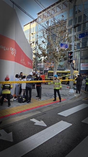 영등포 사거리 '<b>역주행 사고</b>'… <b>학원버스</b> 추돌로 60대 여성... 