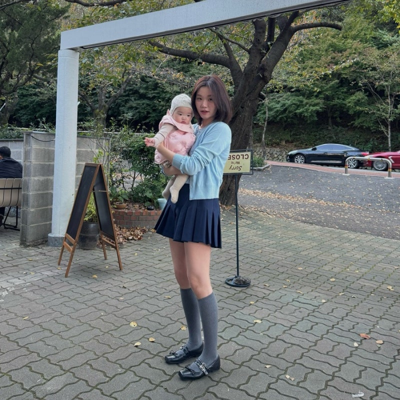 SANDRO(산드로)_ 배색 레더 칼라 크롭 자켓, 플리츠 미니 스커트 쇼츠, 울캐시 러플 슬리브리스 ....