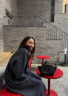   최지우, 시크한 올블랙 룩 공개! 절친 신애라 "자꾸 딸 루아가 보여" 붕어빵 인증?