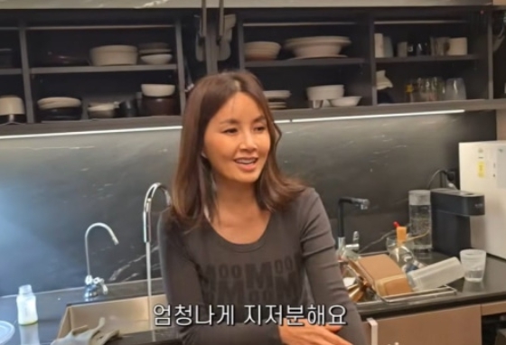   신애라 주방 공개?! 남편 차인표가 찍어준 "폭탄 맞은 찐현실" 브이로그 화제